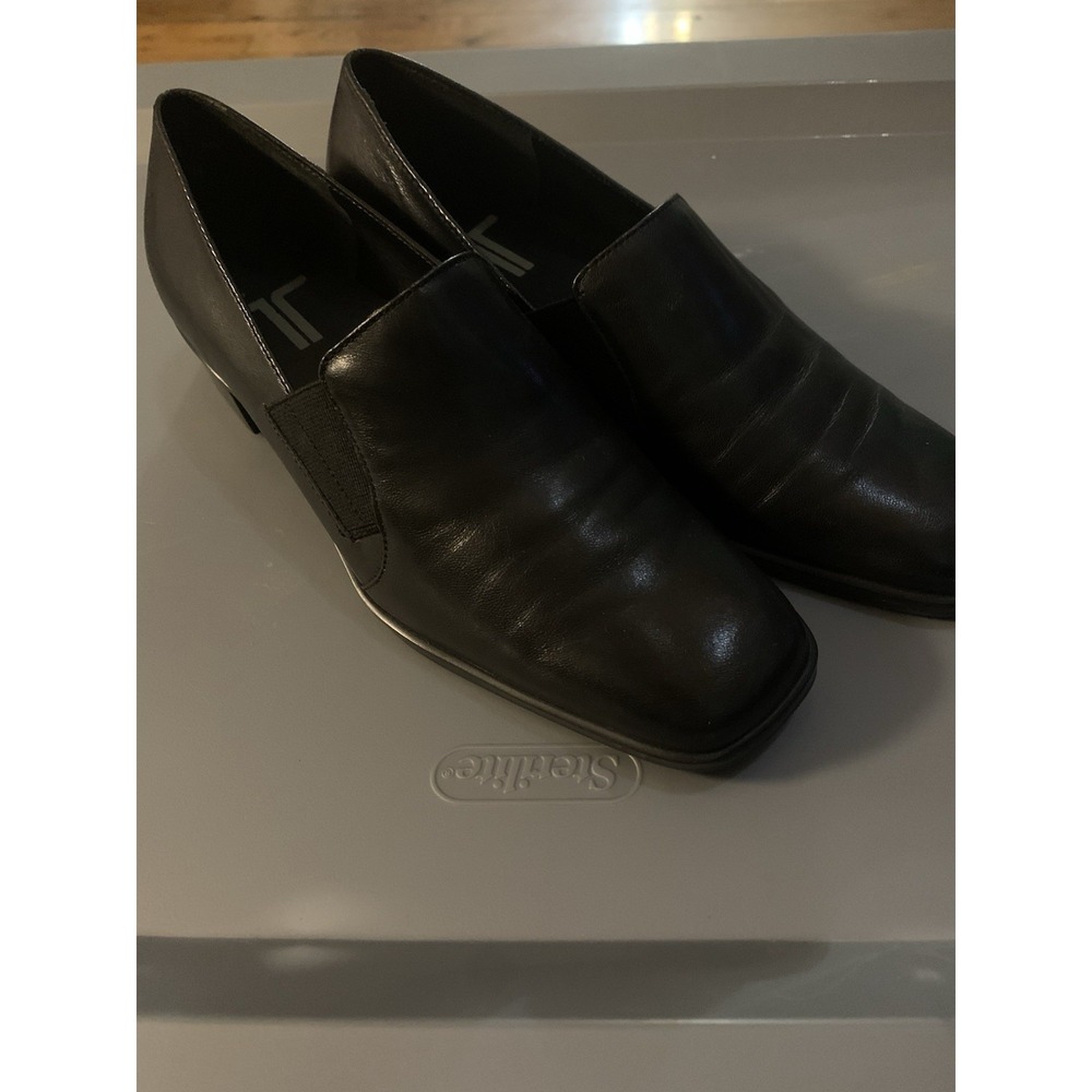 Trotters Womens 6 Narrow Black Loafers Slip on